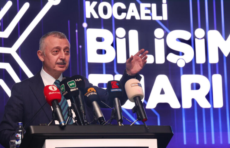 Başkan Tahir Büyükakın’dan Kocaeli Bilişim Fuarı’nda gençlere çağrı
